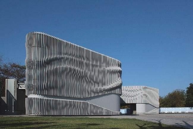 安庆浅谈现代建筑采用网架结构安装的主要优势和应用